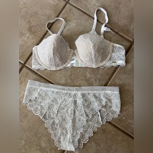 Dkny White Lace Bra & Bottoms (M) Set- NWOT